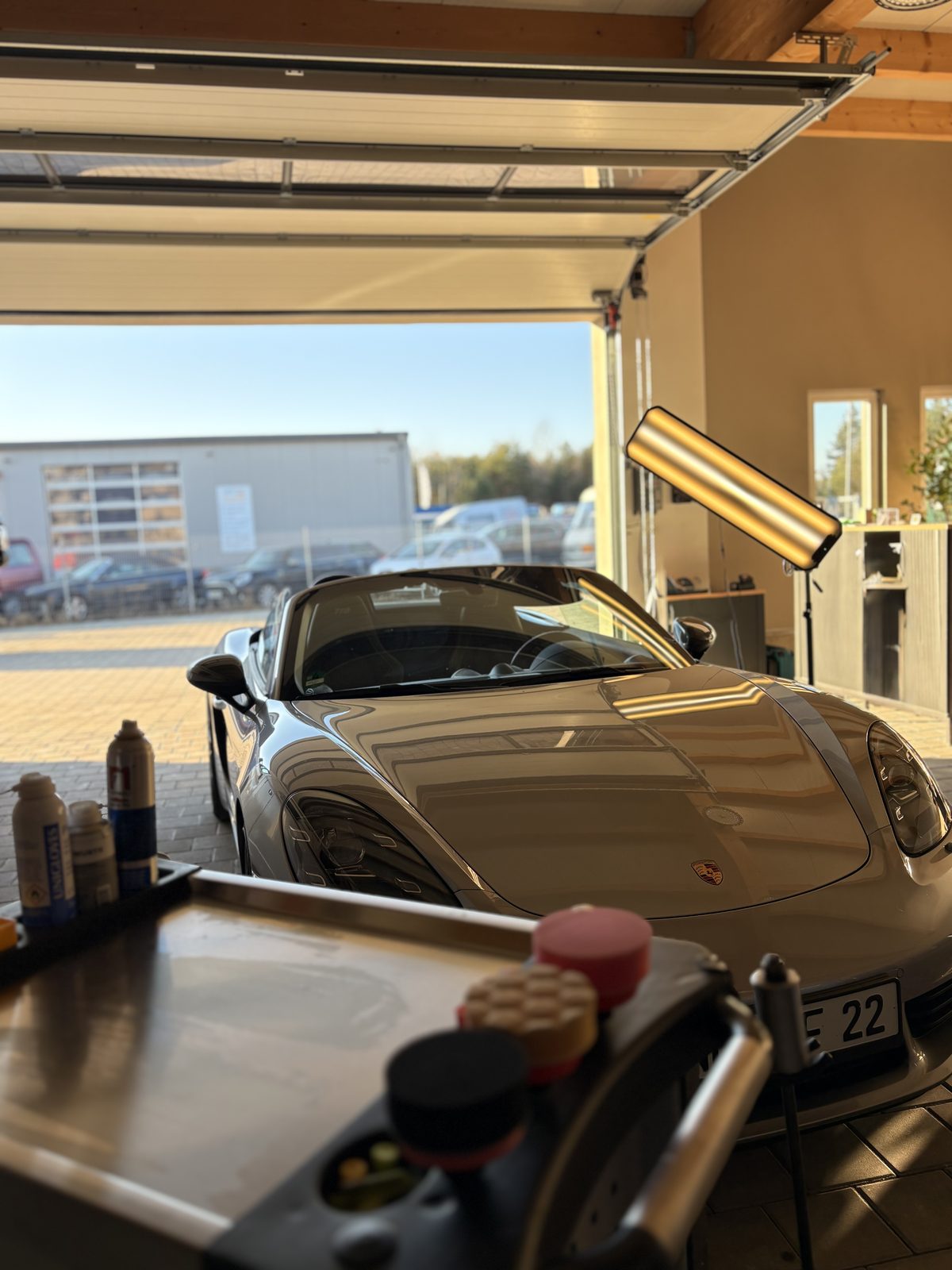 Porsche in der Werkstatt von LeasingFit mit Prüflampe – Smart Repair in Mantel bei Weiden